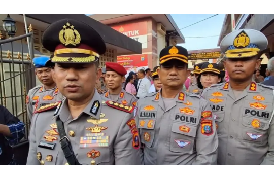 Kombes Pol Jean Calvijn Simanjuntak saat memberikan keterangan usai serah terima jabatan Kapolrestabes Medan, Kamis (9/10/2025).