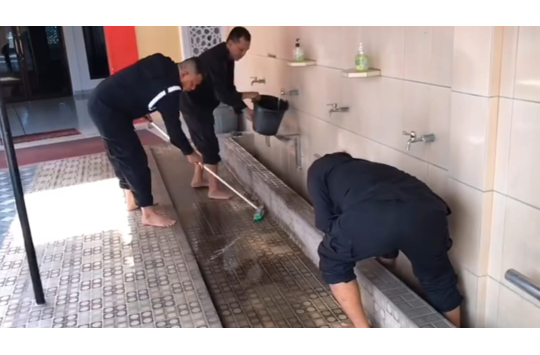 Personil Kompi 4 Batalyon B Satuan Brimob Polda Sumut menggelar kegiatan “Jumat Berkah dan Bhakti Sosial” di Masjid Darul Jihad, Tebing Tinggi (foto; tangkapan layar)