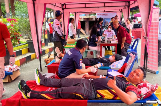 Aksi donor darah oleh anggota Brimob Kompi 4 Batalyon C Polda Sumut meriahkan HUT PMI (foto: Satbrimob Sumut)