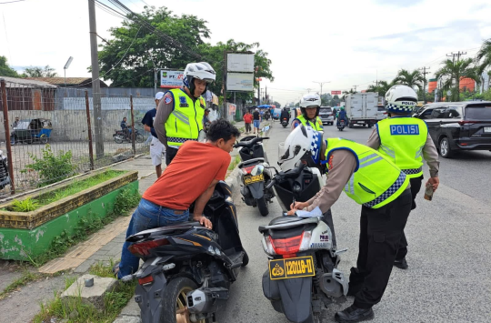 Satgas Penegakan Hukum Operasi Patuh Toba 2025 kembali melancarkan razia lalu lintas di sepanjang Jalan Sisingamangaraja, Medan.