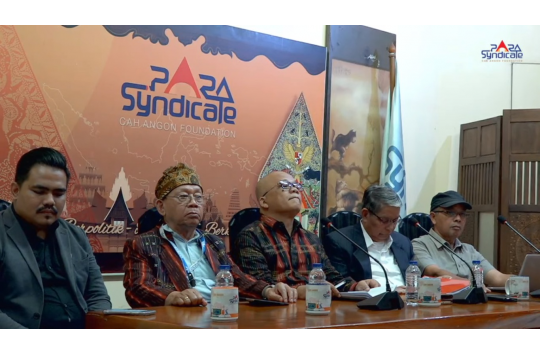 Sarmedi Purba (tengah) bersama tokoh masyarakat Simalungun. (Foto: Istimewa)