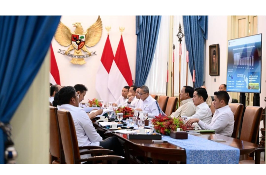 Presiden Prabowo Subianto pimpin ratas bersama jajaran Menteri Kabinet Merah Putih di Istana Merdeka, Jakarta, Kamis 08 Mei 2025. (Foto: BPMI Setpres)