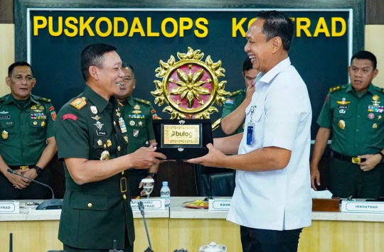 Pangkostrad Letjen TNI Mohammad Fadjar, MPICT, bersama Direktur Utama Perum BULOG Mayjen TNI Ahmad Rizal Ramdhani, S.Sos., S.H., M.Han
