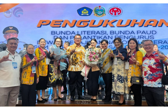 Ny. Veny Sowa’a Laoli, resmi dikukuhkan sebagai Bunda Literasi dan Bunda PAUD Kota Gunungsitoli, sekaligus sebagai pengurus Dekranasda Sumut periode 2025–2030. (foto: Pemko Gunungsitoli)