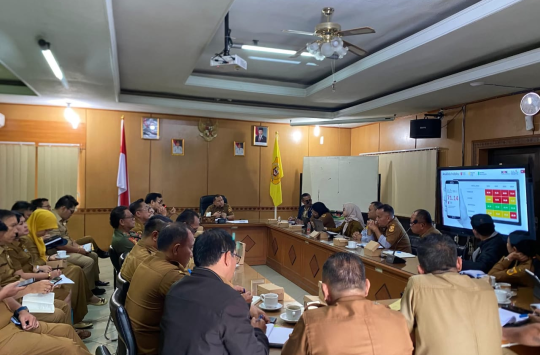 Sekda Dairi Surung Charles Lamhot Bantjin bersama tim KPK saat sosialisasi Survei Penilaian Integritas (SPI) 2025 di ruang rapat Bupati Dairi, Selasa (15/7/2025).