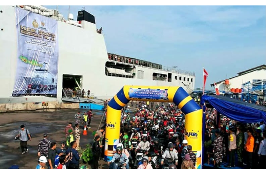 KRI Banda Aceh-593 Tiba di Semarang, Ribuan Pemudik Nikmati Mudik Gratis Jalur Laut