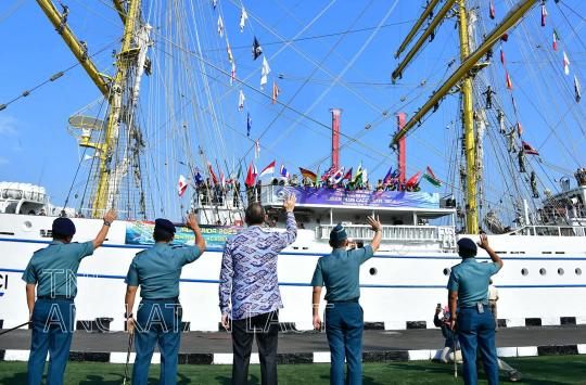 Suasana pelepasan KRI Bima Suci berlayar menuju Kota Padang. (foto: Dispen AL)