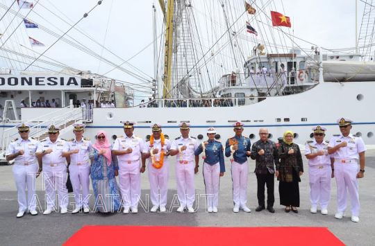 Suasana penyambutan KRI Bima Suci saat tiba di Pelabuhan Sattahip, Thailand (foto: Dispen AL)