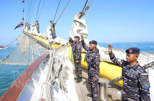 KRI Bima Suci, saat meninggalkan Dermaga Hatta Selatan, Makassar (foto: Dispen AL)