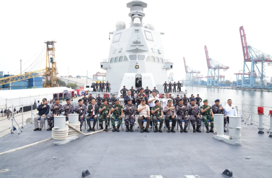 Sjafrie Sjamsoeddin, didampingi Panglima TNI  dan KSAL  menyambut kedatangan KRI Brawijaya-320 di Dermaga JICT, Tanjung Priok (Foto :Puspen TNI)