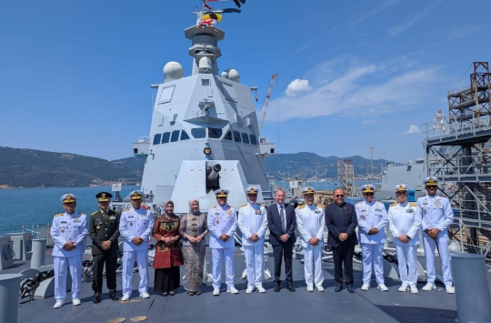 Kasal, Laksamana TNI Muhammad Ali, saat memimpin serat terima KRI Brawijaya‑320 digalangan kapal Fincantieri, Muggiano, Italia. ( Foto: Dispen TNI).