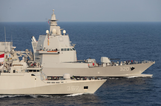 KRI Sultan Iskandar Muda‑367 dan KRI Brawijaya‑320 (foto: Puspen TNI)
