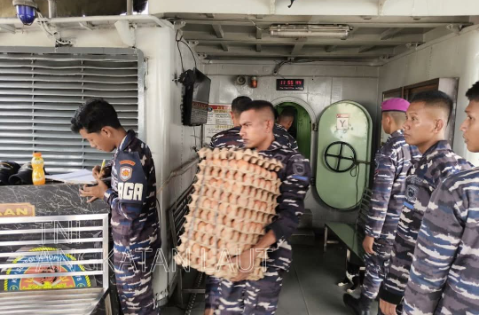 KRI Sutedi Senoputra Tuntaskan Distribusi Bantuan Kemanusiaan di Lhokseumawe