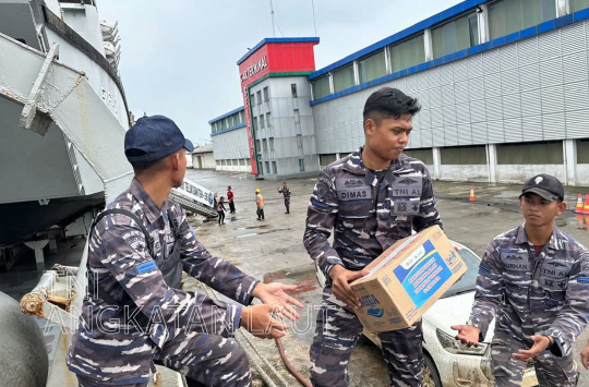 Satgas Gulbencal KRI Teluk Banten - 516 turunkan bantuan bencana di Dermaga 004 Bandar Deli, Belawan