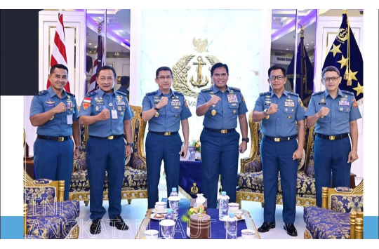 KSAL, Laksamana TNI Dr. Muhammad Ali, foto bersama peserta acara pembekalan kepada calon Athan  di Ruang Tamu Mabesal, Cilangkap, Jakarta Timur, pada Senin 16 Juni 2025. (Foto : Dispen AL)
