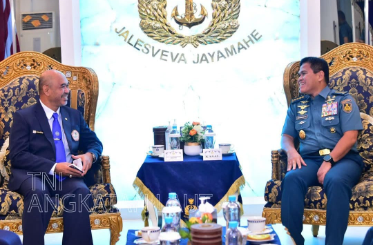KSAL Laksamana TNI Dr. Muhammad Ali, saat menerima kunjungan Rektor UHT Dr. Avando Bastari, (Foto: Dispen AL).