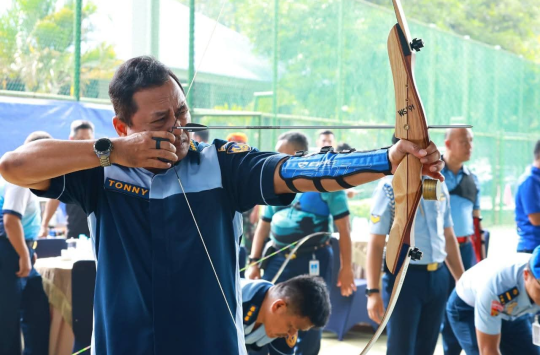 Kasau, Marsekal TNI M. Tonny Harjono, ikut latihan panahan di Lapangan Tenis Mabesau, Cilangkap. (Foto: Dispen AU)