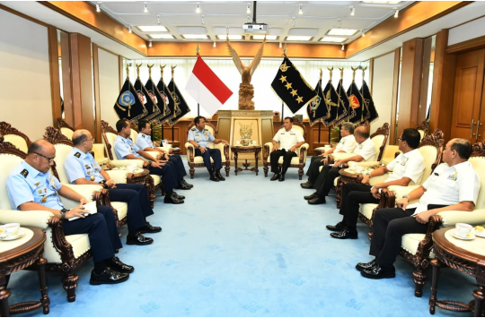 KSAU, Marsekal TNI M. Tonny Harjono, S.E., M.M., saat menerima kunjungan pengurus PPAU di Ruang Kerja Kasau, Mabesau, Cilangkap, Jakarta, pada Senin 16 Juni 2025. (Foto: Dispen AU)