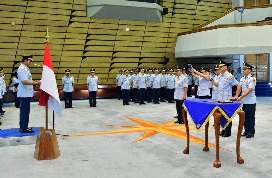 KSAU, Marsekal TNI M. Tonny Harjono, S.E., M.M., saat memimpin prosesi Sertijab Asops Kasau dan Kadispotrudau di Auditorium I.G. Dewanto, Mabesau, Cilangkap, Jakarta Timur, pada Senin 16 Juni 2025. (Foto: Dispen AU)