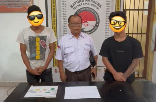 Jauli Manalu, SH, (Tengah)  kuasa hukum Marbangun Sinaga (28) dan Winner Lumban Tobing (24). (Foto: Humas Polres Simalungun)