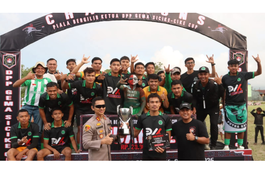 Kapolres Dairi, AKBP Otniel Siahaan saat menghadiri pertandingan final turnamen sepak bola Piala Ketua Gema Sicike‑Cike