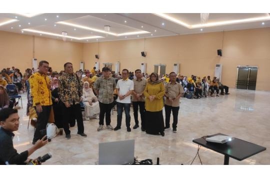Perwakilan Komisi IX DPR RI, Badan Gizi Nasional, dan DPRD Bekasi saat membuka sosialisasi Program Makan Bergizi Gratis di GPM Ballroom, Bekasi Timur, Kamis (24/7/2025).