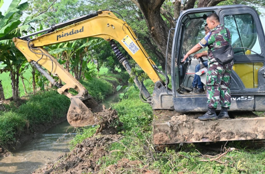 Personil Lanud SKI membantu warga Desa Kertasari, Kabupaten Cirebon, memperbaiki saluran irigasi yang rusak, Kamis 12 Juni 2025. (Foto: Dispenau)