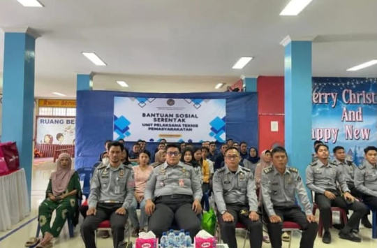 Kalapas Raymon Andika Girsang bersama Pegawai Lapada Langkat antusias mengikuti acara penyerahan Bansos (foto: humas lapada Langkat)
