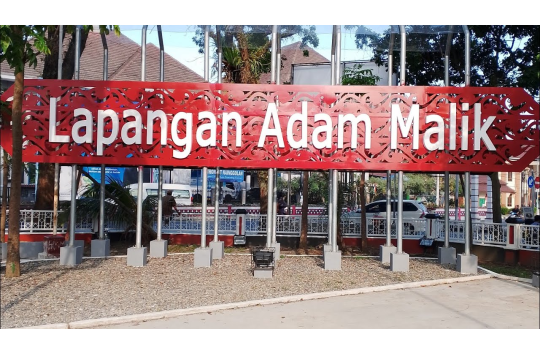 Lapangan H Adam Malik, ikon ruang publik Kota Pematangsiantar yang kini dikecualikan dari status Kawasan Tanpa Rokok (KTR), diharapkan dapat menjadi pusat kegiatan dan investasi hiburan di masa mendatang. ( Foto istimewa)