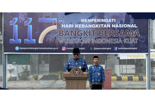 Kalapas Pemuda Langkat, Raymon Andika Girsang saat menyampaikan amanatnya saat  upacara peringatan Hari Kebangkitan Nasional ke-117 di Lapangan Upacara Gedung II Lapas Pemuda Langkat, Selasa, 20 Mei  2025 (foto: Humas Lapadalangkat)
