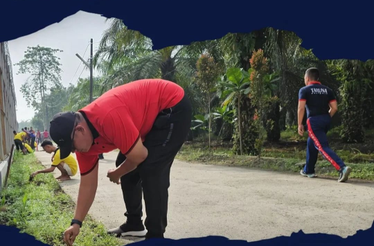 Kalapas Pemuda Langkat, Raymon Andika Girsang beserta jajarannya dan WBP saat  bergotong royong membersihkan lokasi Lapas Pemuda Langkat pada 19 April 2025   (foto: Humas Lapada)