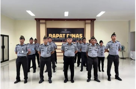 Lapas Pemuda Langkat, Kenal Purba, bersama pejabat struktural, staf saat mengikuti apel bersama secara virtual. (Foto: Humas Lapada)