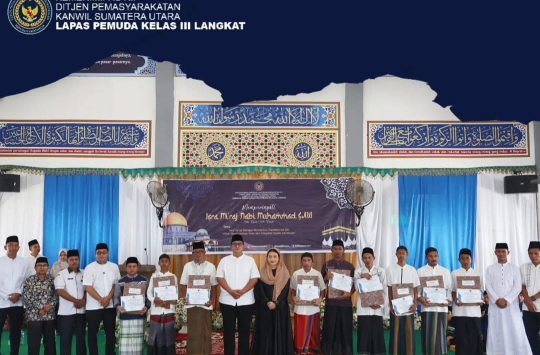 Raymon Andika Girsang foto bersama dengan para juara lomba azan, Sholat Subuh dan Pembacaan Musabaqoh tilawati Quran (foto : humas lapada)