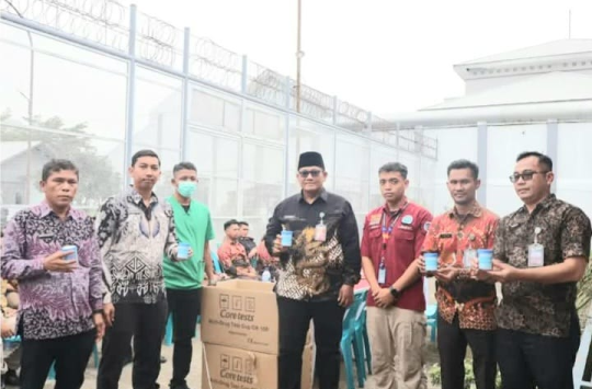 Raymon Andika Girsang dan para petugas saat melakukan tes urin (foto: humas lapada)