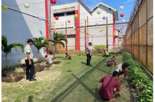 Para WBP Lapas Pemuda Langkat saat melaksanakan kegiatan Gotong Royong menjaga kebersihan