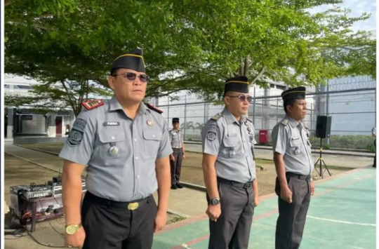 Kalapas Pemuda Langkat Kenal Purba bersama lainnya sedang mengikuti upacara ( Foto: Humas lapadalangkat)