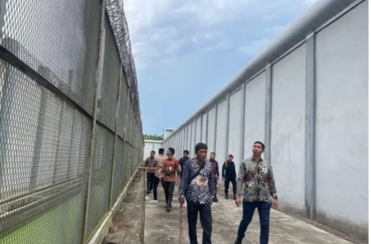 Petugas Lapas Pemuda Kelas III Langkat saat melakukan kontrol keliling area Lapas (foto: humaslapadalangkat)