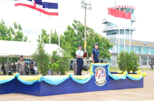 Deputy Chief of The Air Staff RTAF, Air Marshal Prapas Sornchaidee, bersama Asops Kasau, Marsma TNI Suliono, S.Sos, secara resmi menutup Latma Elang Thainesia XX/2025 di apron Charlie Wing 1, Korat AFB, Thailand, Kamis 19 Juni 2025 (Foto: Dispen AU)