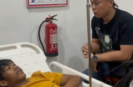 Seorang pelaku pencurian 28 laptop, Surya Darma (32), mendapat perawatan medis di rumah sakit usai ditembak petugas karena melawan saat pengembangan kasus. (Foto: Istimewa)