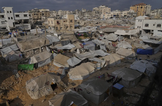 Kendaraan lapis baja Israel rusak parah akibat ledakan di Khan Younis, Gaza selatan. Insiden ini menewaskan tujuh tentara pada Selasa (24/6). (Foto: AP Photo/Jehad Alshrafi)