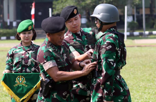 Letjen TNI Gabriel Lema menyematkan tanda pelatihan kepada peserta Komcad Matra Darat gelombang ke III (foto: Kemenhan RI)