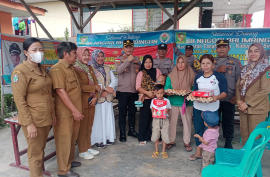 Kapolsek Tanah Jawa membantu warga mencegah stunting lewat PMT