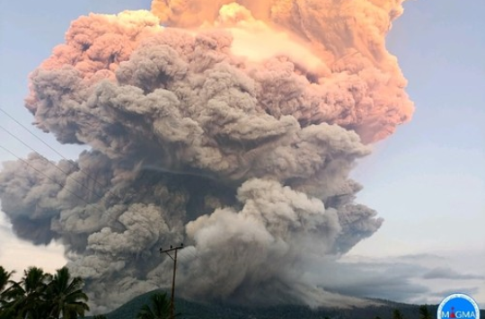 Langit di Desa Pululera tampak gelap diselimuti abu vulkanik pasca letusan Gunung Lewotobi Laki-Laki, Selasa (17/6/2025) sore.