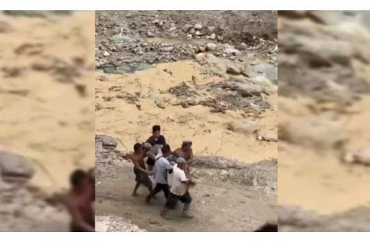 Petugas bersama warga setempat mengevakuasi korban longsor di lokasi tambang batu Desa Marjanji Aceh, Kecamatan Aek Songsongan, Kabupaten Asahan, Jumat (5/9/2025).(Foto:Istimewa)