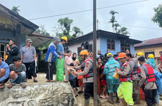 Satgas SAR Batalyon C Pelopor membagikan makanan bagi warga yang terdampak banjir dan tanah longsor (foto; Humas Brimob Sumut)