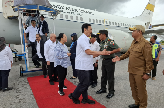 Luhut Binsar Panjaitan (LBP) beserta rombongan saat tiba di Bandara Silangit (foto: Loksa Situmeang/Kabarnas.com)