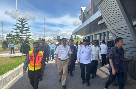 Luhut Binsar Panjaitan Tiba di Silangit, Bupati Taput Sambut Hangat Kunjungan Kerja Strategis