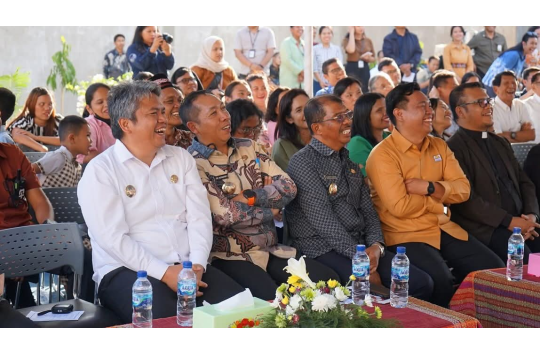 Bupati Tapanuli Utara Dr. Jonius Taripar Parsaoran Hutabarat dan Wakil Bupati Dr. Deni Lumbantoruan menghadiri peresmian Gedung TK Sekolah Kasih bersama Jenderal TNI (Purn) Luhut Binsar Pandjaitan di Sitoluama, Laguboti, Toba. (11 /7 2025).