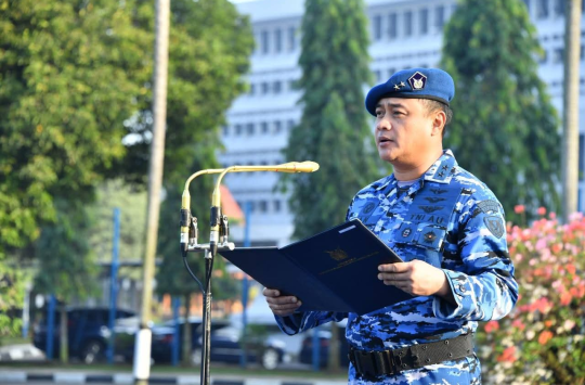 Asrena Kasau, Marsda TNI Ian Fuady, saat memimpin  upacara bendera bulanan ﻿di Lapangan Apel Mabesau, Cilangkap, Jakarta Timur pada Selasa 17 Juni 2025. (Foto: Dispen AU)