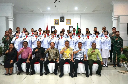 Bupati Tapanuli Utara, Dr. Jonius Taripar Parsaoran Hutabarat, bersama Wakil Bupati Dr. Deni Parlindungan Lumbantoruan, berfoto bersama anggota Paskibraka usai jamuan malam di Pendopo Rumah Dinas Bupati Taput, Minggu (17/8/2025).